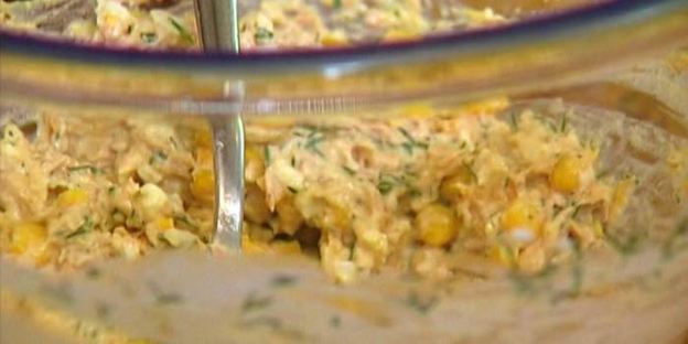 лаваш с тунцом, яйцом и сладкой кукурузой