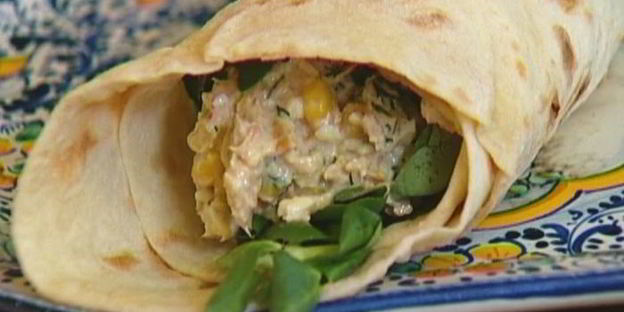 лаваш с тунцом, яйцом и сладкой кукурузой