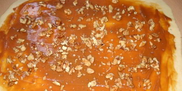 лаваш со сгущенкой и орехами