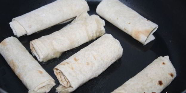 рулеты из лаваша с полутвердым сыром три ингредиента — отличный результат