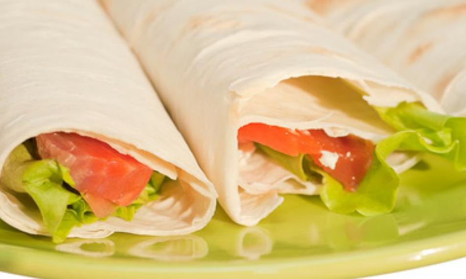 Рецепт рулетов из лаваша с семгой и салатом