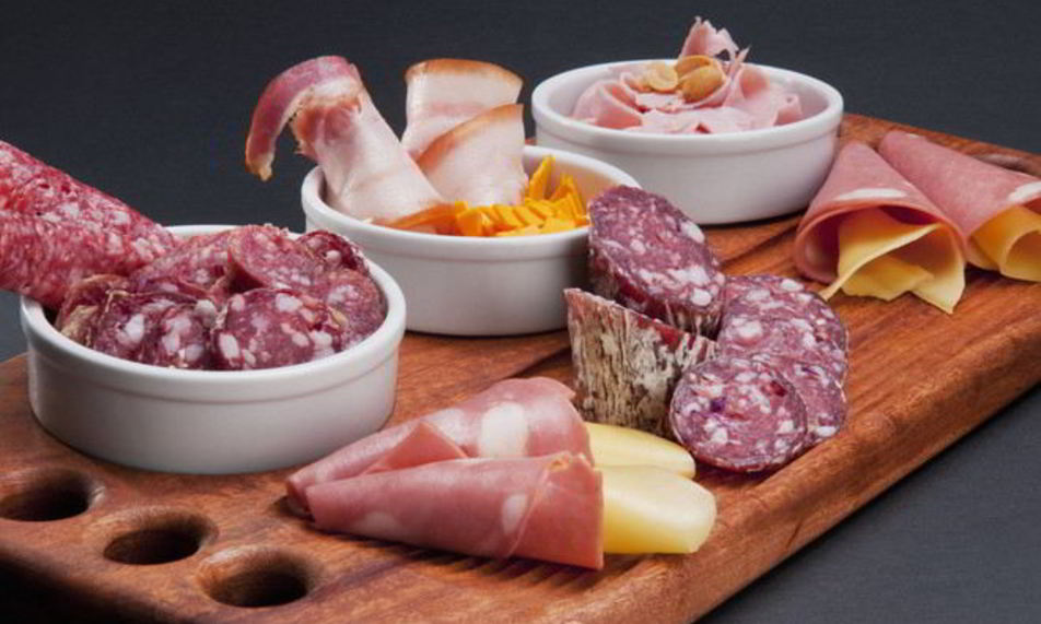 Рецепт рулетов с колбасой и сыром в тесте и в лаваше