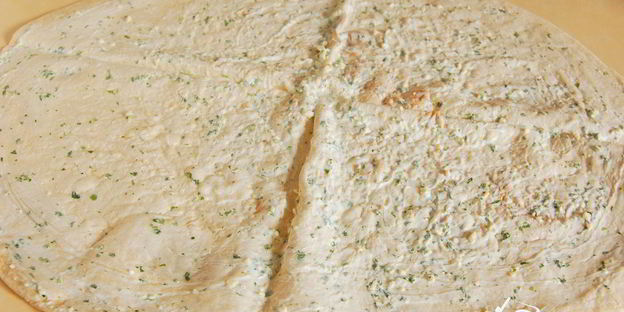 рыбка в лаваше с сыром, чесноком и зеленью