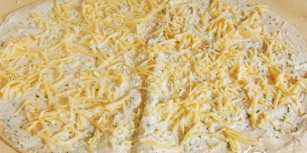 рыбка в лаваше с сыром, чесноком и зеленью