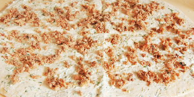 рыбка в лаваше с сыром, чесноком и зеленью