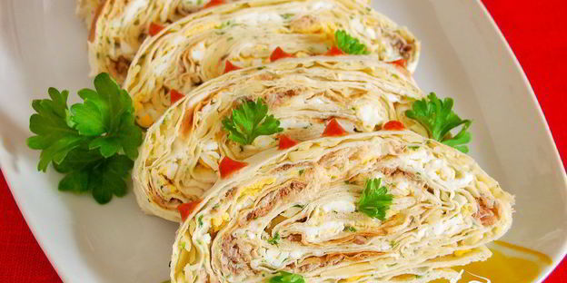 рыбка в лаваше с сыром, чесноком и зеленью