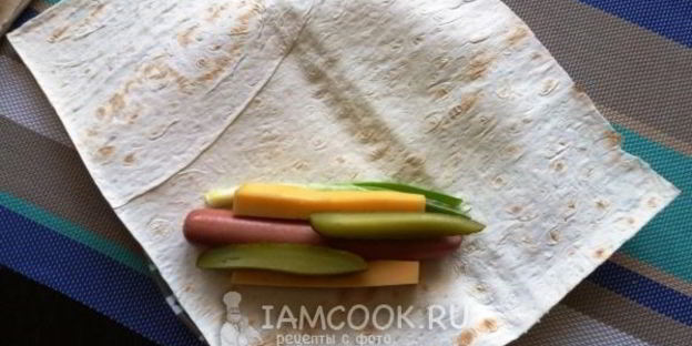 сосиска в лаваше с сыром и огурчиком