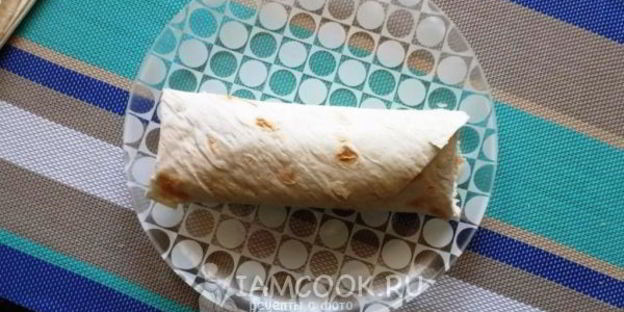 сосиска в лаваше с сыром и огурчиком