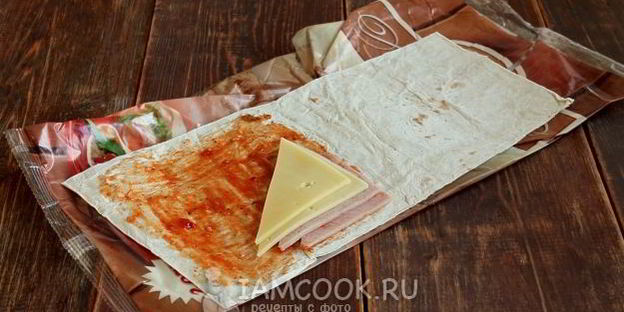 треугольники из лаваша с ветчиной и сыром