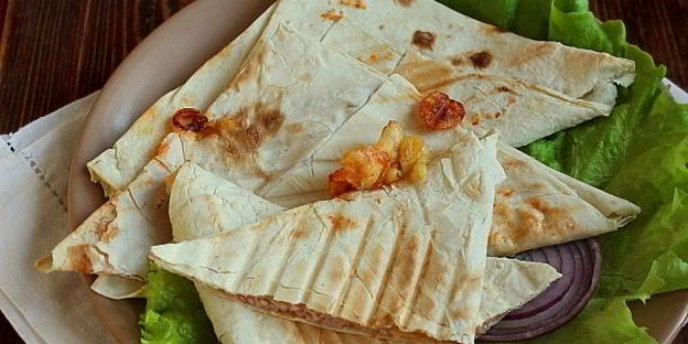 треугольники из лаваша с ветчиной и сыром