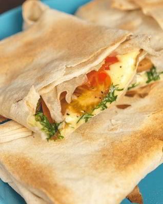 Жареный лаваш с сыром и помидорами