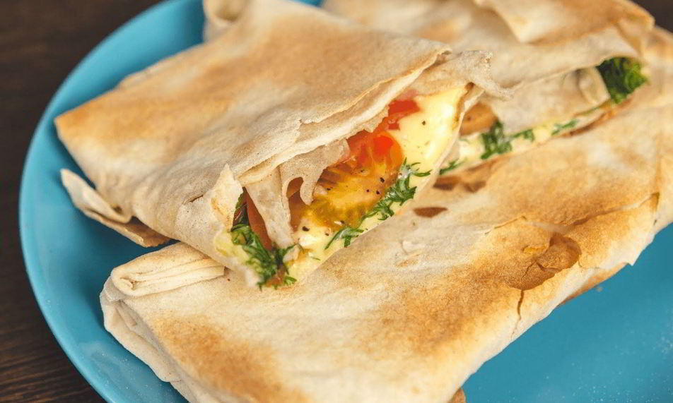 Рецепт жареного лаваша с сыром и помидорами