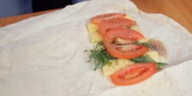 жареный лаваш с сыром и помидорами