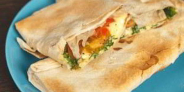 жареный лаваш с сыром и помидорами