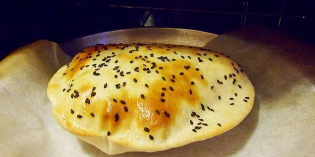 балык экмек — лепешка с рыбой и овощами