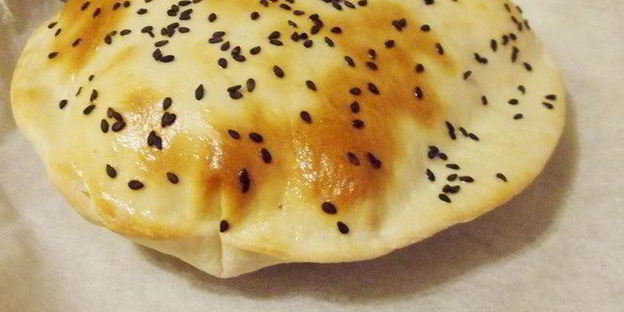 балык экмек — лепешка с рыбой и овощами