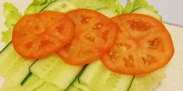 балык экмек — лепешка с рыбой и овощами