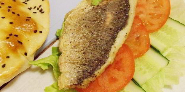 балык экмек — лепешка с рыбой и овощами