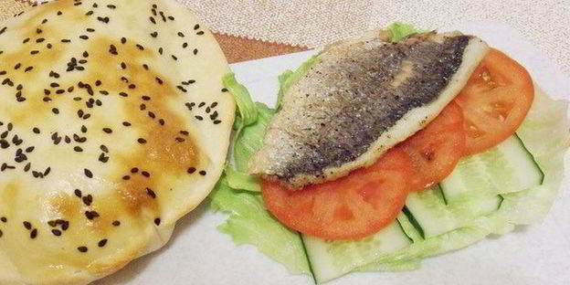 балык экмек — лепешка с рыбой и овощами
