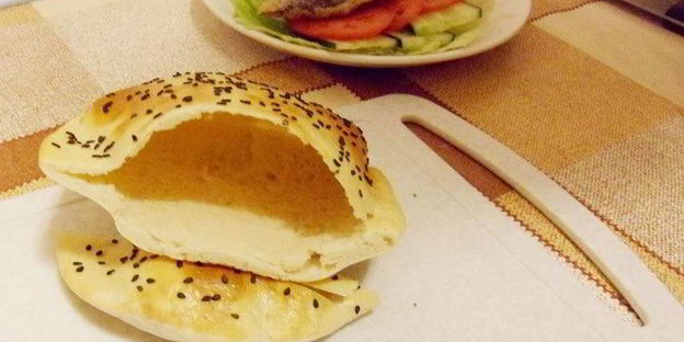 балык экмек — лепешка с рыбой и овощами