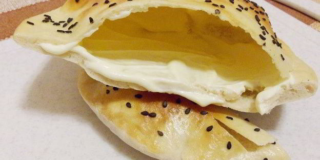 балык экмек — лепешка с рыбой и овощами