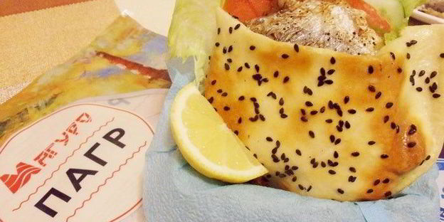 балык экмек — лепешка с рыбой и овощами