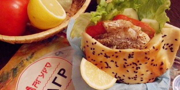 балык экмек — лепешка с рыбой и овощами