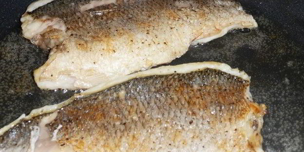 балык экмек — лепешка с рыбой и овощами