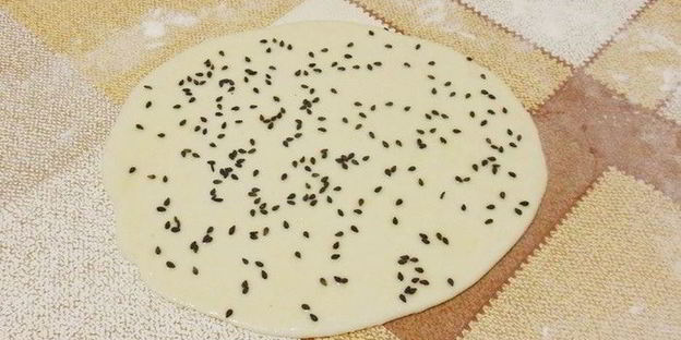 балык экмек — лепешка с рыбой и овощами