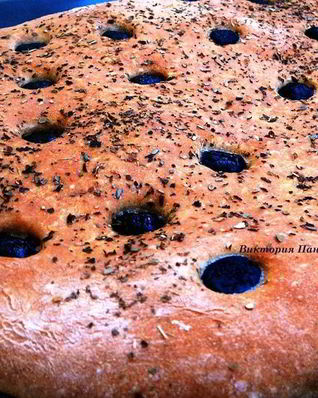 Фокачча из муки двух сортов с маслинами и травами