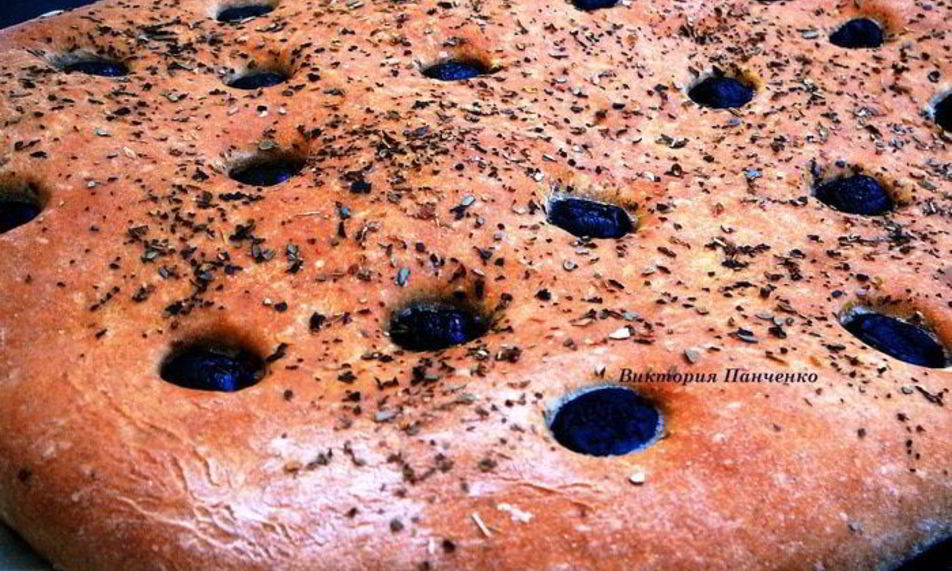 Рецепт фокаччи из муки двух сортов с маслинами и травами