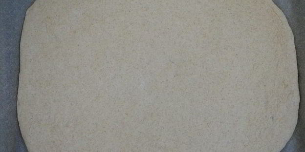 фокачча из муки двух сортов с маслинами и травами