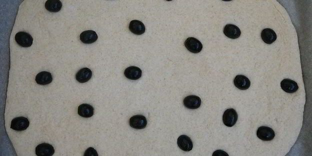 фокачча из муки двух сортов с маслинами и травами