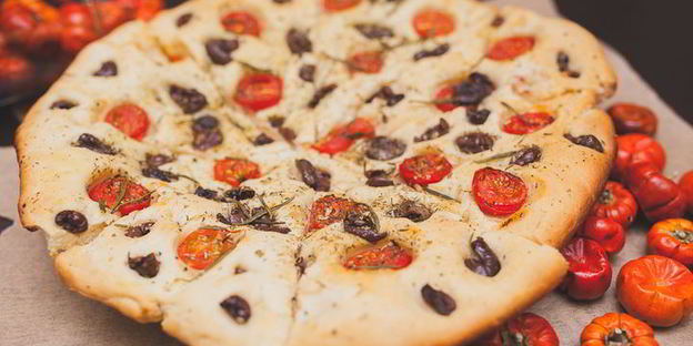 фокачча с черри и маслинами