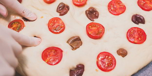 фокачча с черри и маслинами