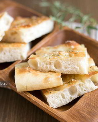 Фокачча с чесноком и розмарином