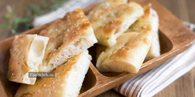 фокачча с чесноком и розмарином