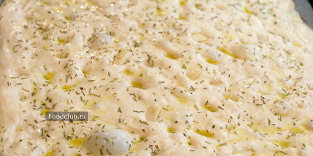 фокачча с чесноком и розмарином