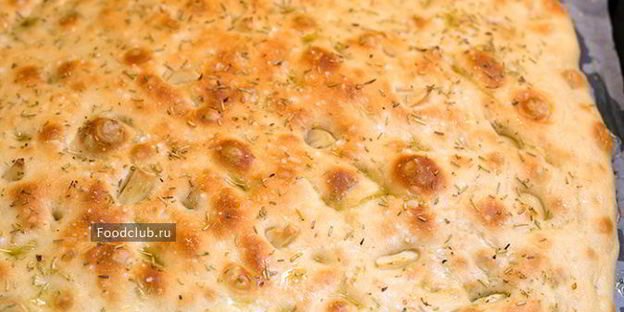 фокачча с чесноком и розмарином