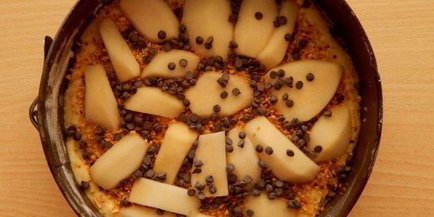 фокачча с грушей, шоколадом и орехами