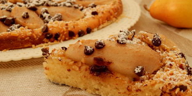 фокачча с грушей, шоколадом и орехами