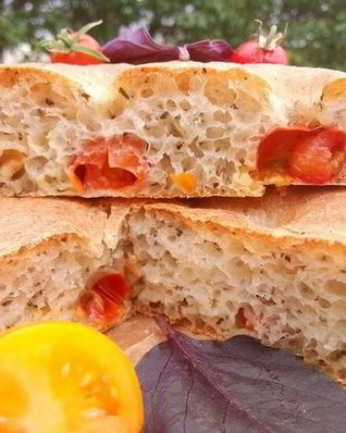 Фокачча с помидорами черри и базиликом