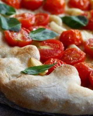 Фокачча с помидорами и чесноком