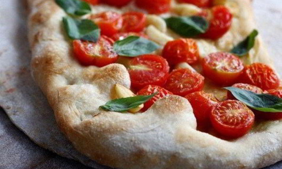 Рецепт фокаччи с помидорами и чесноком