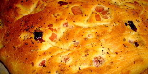 фокачча с ветчиной и вялеными помидорами италия