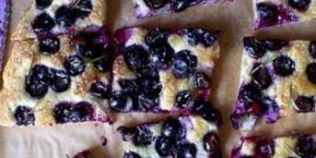 фокачча с виноградом и розмарином