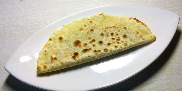 лепешка с сыром, орехами и зеленью