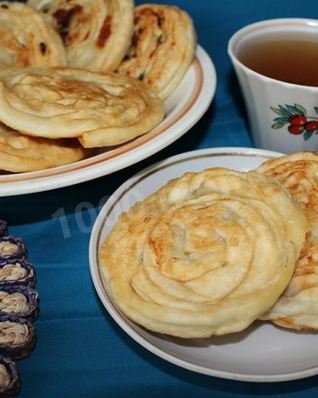 Лепешки из слоеного теста Катлама