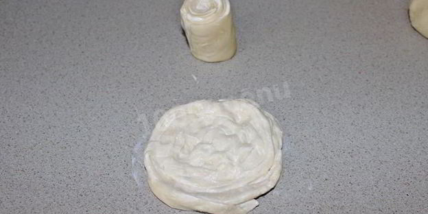 лепешки из слоеного теста катлама