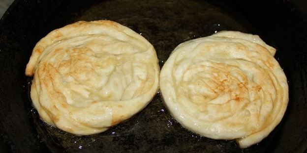 лепешки из слоеного теста катлама